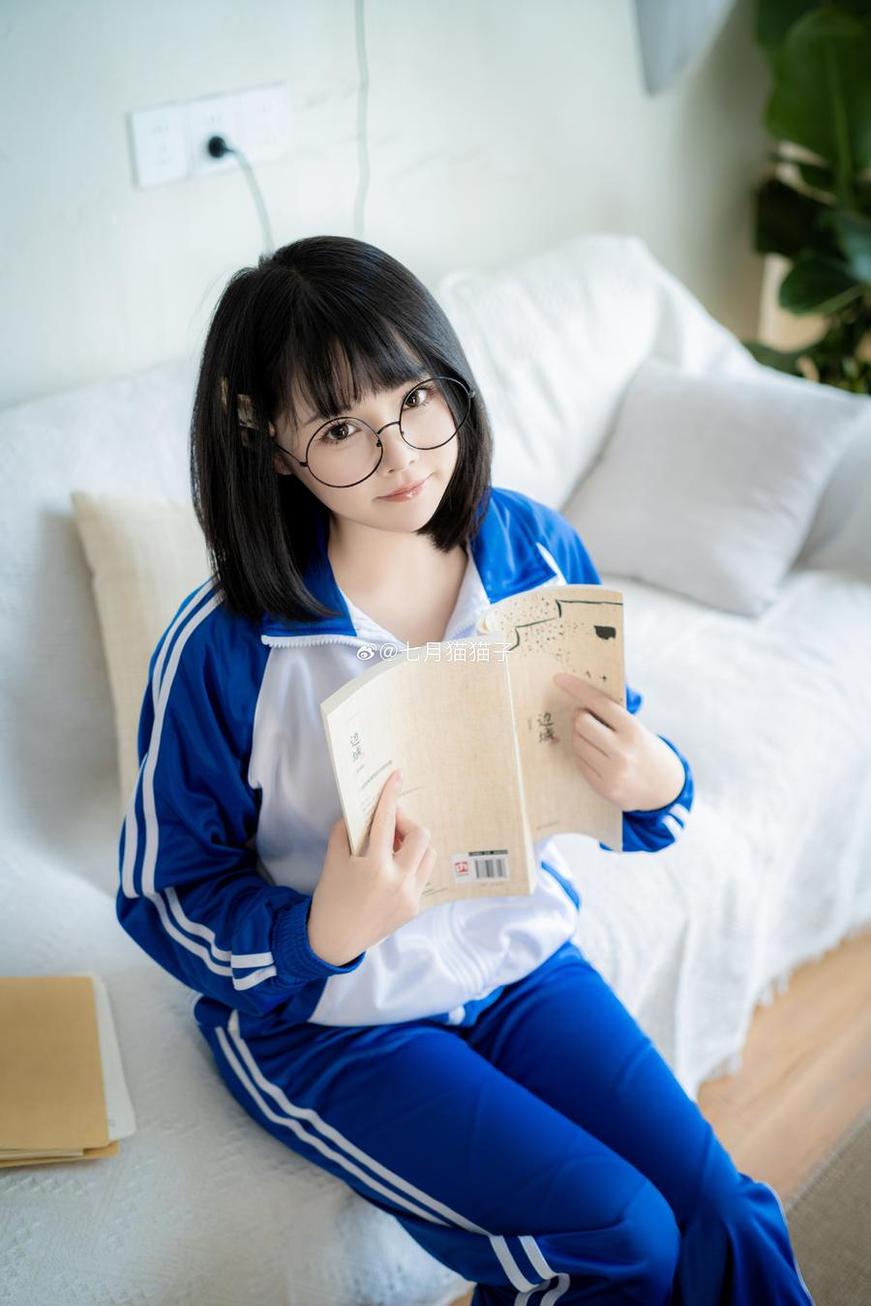 七月喵子双手遮腿壁纸，cosplay摄影合集，高清大图尽收眼底。