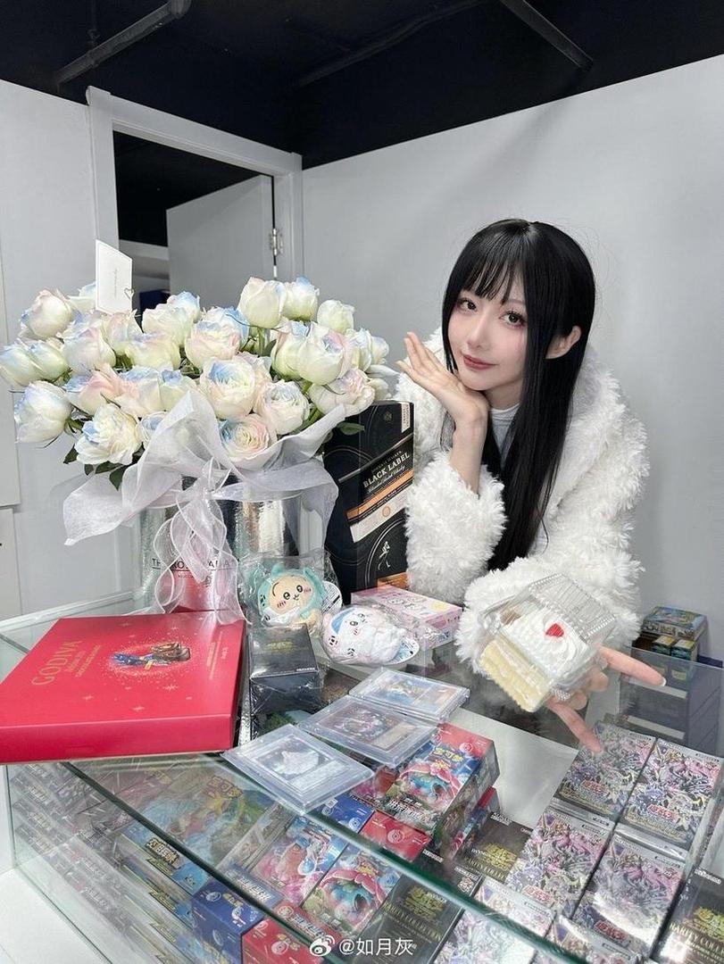 踏雪寻梦，如月灰毛衣美图护体。