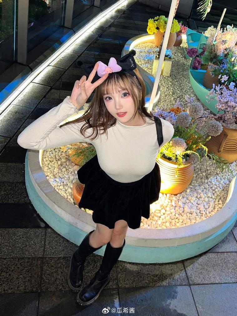 瓜希酱碧蓝航线cos作品更新：新装备下的战舰少女