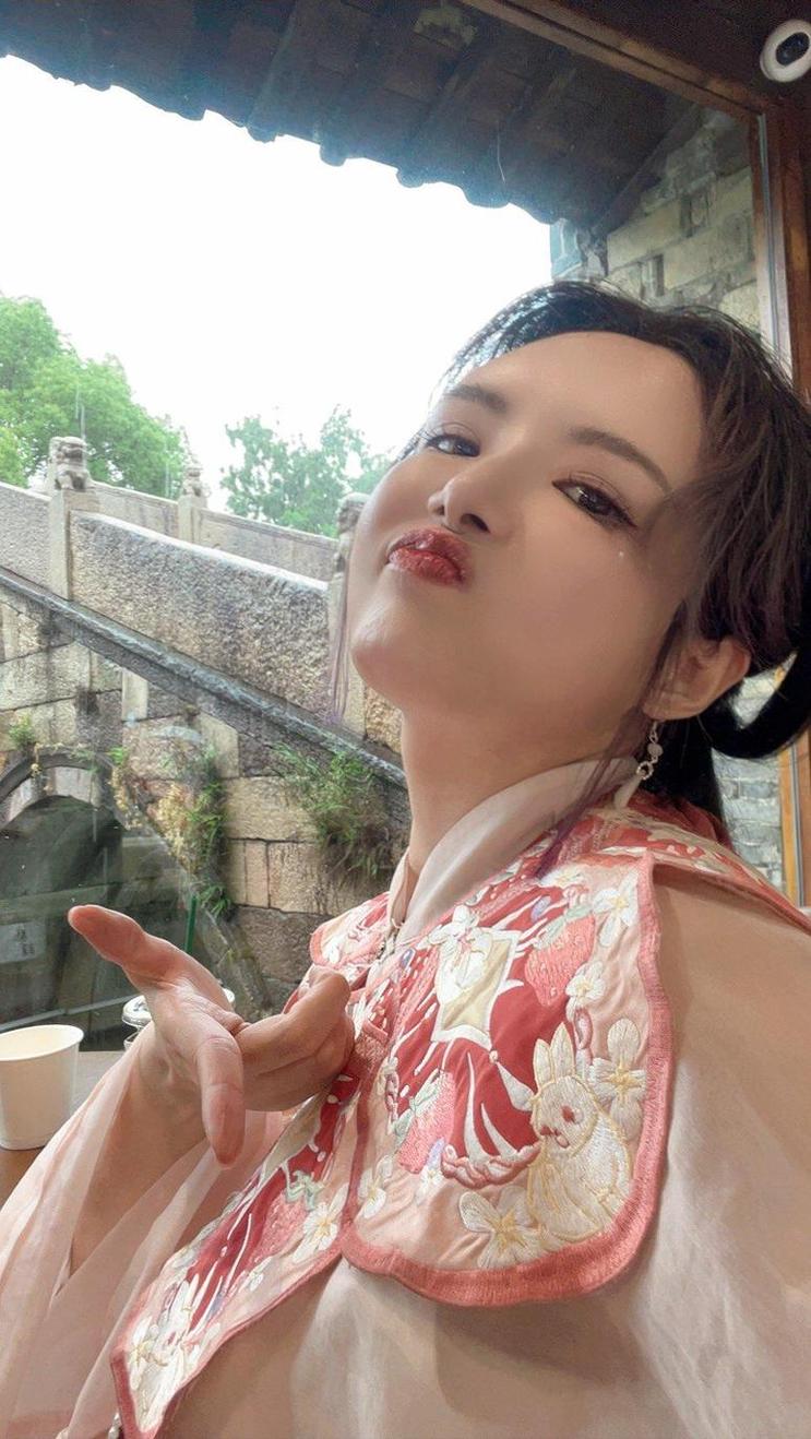 用秋和柯基的美图营造温馨氛围，让生活更美好