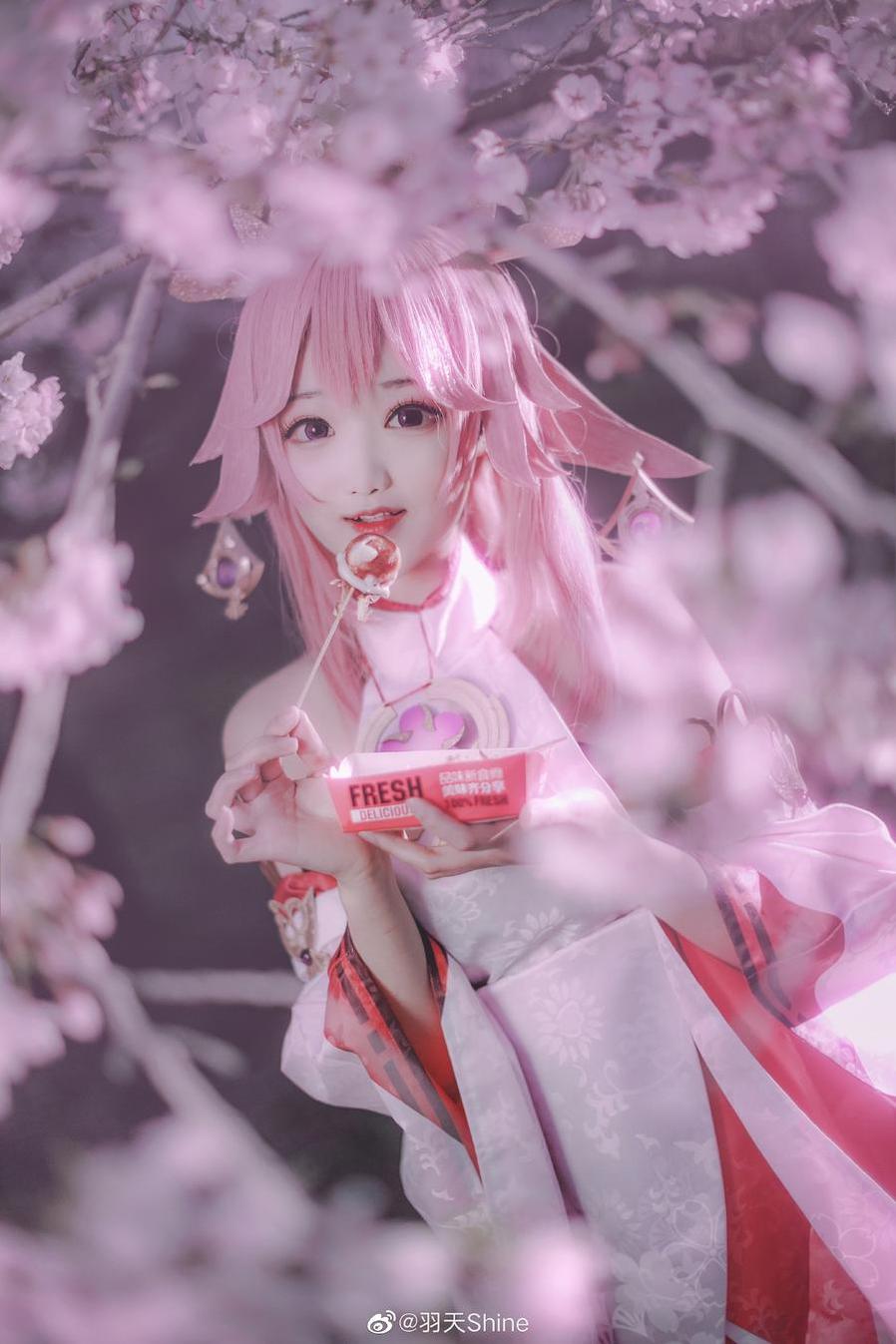 “羽天shine小黄鸭图集”：难以置信的cosplay魅力