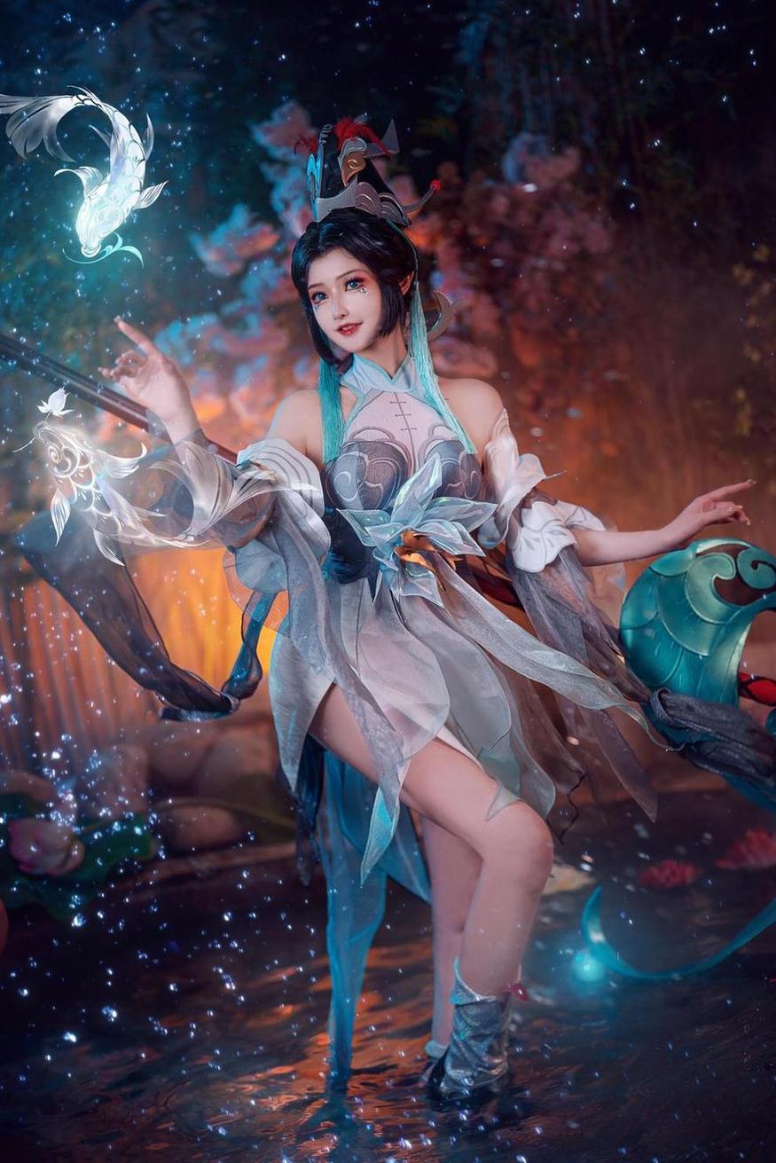 露儿大魔王公孙离网盘：最新cos作品，原图摄影合集让你沉醉其中。