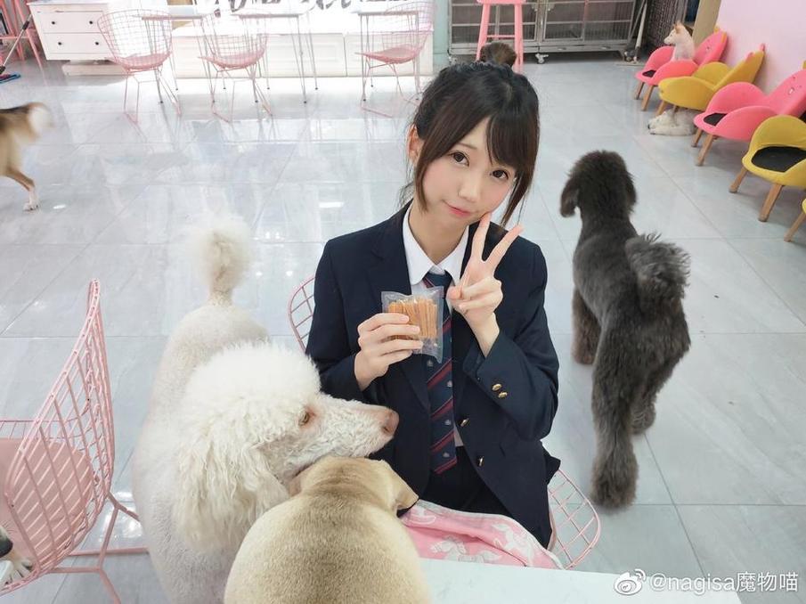 图片中的魔物喵女子高生，如同童话故事中的人物一样美丽可爱